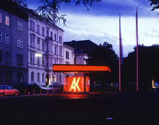 Brigitte Kowanz, Lichtinstallation, Platzgestaltung, 2003