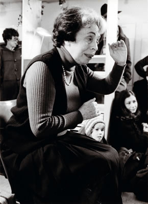Mira Lobe beim Vorlesen, 1980, Foto: Josef Hechenegger