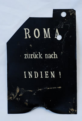 „Roma zurück nach Indien“, Tafel, 2005, Bundesministerium für Inneres, Abteilung IV/7, Mauthausen Memorial