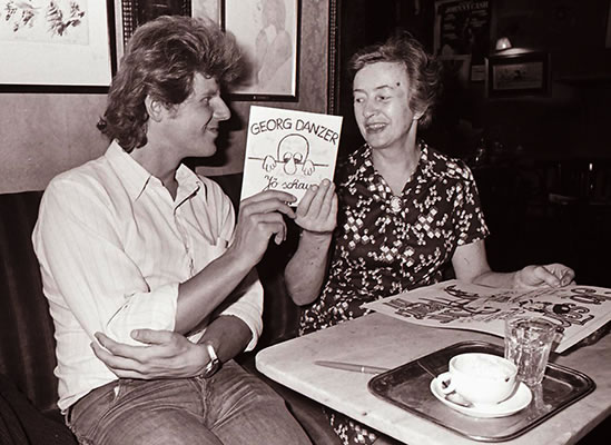 Georg Danzer übergibt Frau Josefine Hawelka die Single Jö schau, 1975, Foto: Wolfgang Sos