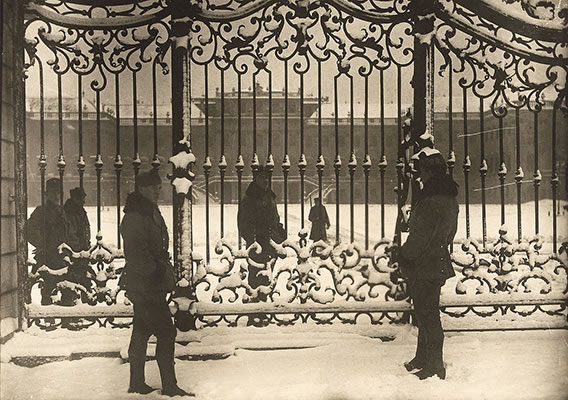 Verwaistes kaiserliches Domizil: Wachen vor dem Eingang von Schloss Schönbrunn, Dezember 1918, Foto: Richard Hauffe, Wien Museum