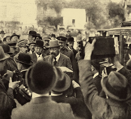 Friedenskonferenz in Paris: Ankunft des österreichischen Kanzlers Karl Renner in Paris, Mai 1919, Aus: Wiener Bilder, 8. Juni 1919, Foto: ÖNB / ANNO / Wien Museum