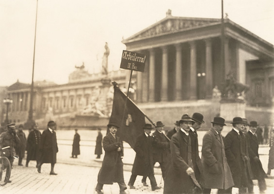 Ein Jahr Republik: Aufmarsch der Arbeiterräte vor dem Parlament, 12. November 1919, Foto: Richard Hauffe, Wien Museum